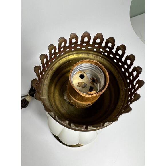 Vintage Milk Glass Brass Toned lamp MCM Hollywood Regency - Picture 5 of 8
